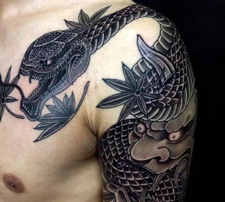 般若吞蛇的另类纹身图片个性十足