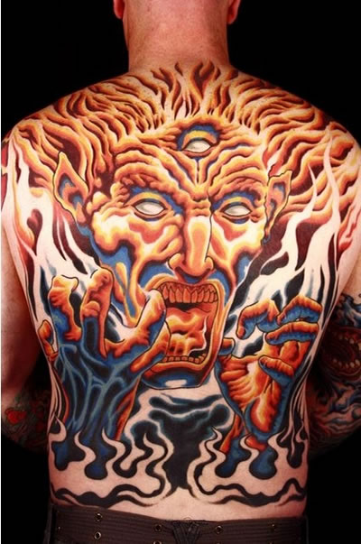 熊熊火焰中的骷髅头纹身图案