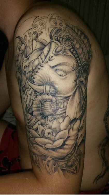 大臂好看的黑灰象神纹身图案