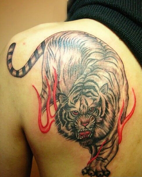 后肩霸气下山虎纹身图片图案