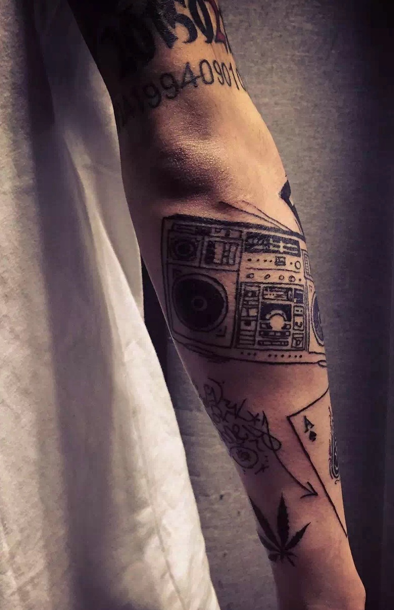 很有艺术感的手臂相机纹身图片