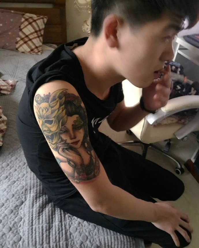 大臂古代花妓纹身图片很抢眼