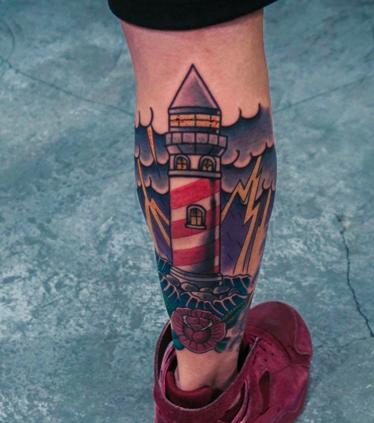 腿部个性无比的彩色灯塔纹身图片