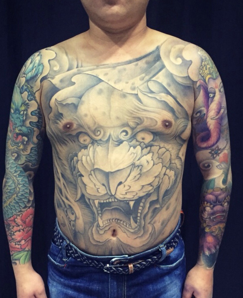 威武男士满身图腾纹身图案个性张扬