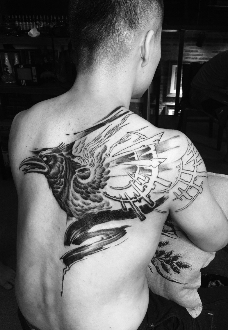 遮盖半边背部黑白乌鸦纹身图片