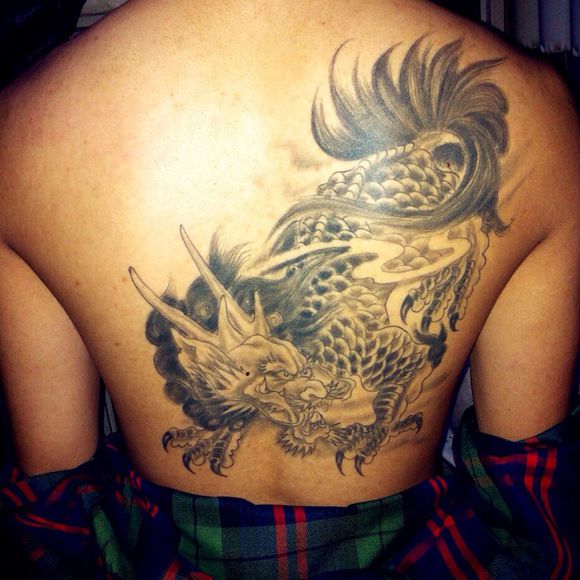 背部黑灰麒麟纹身图案