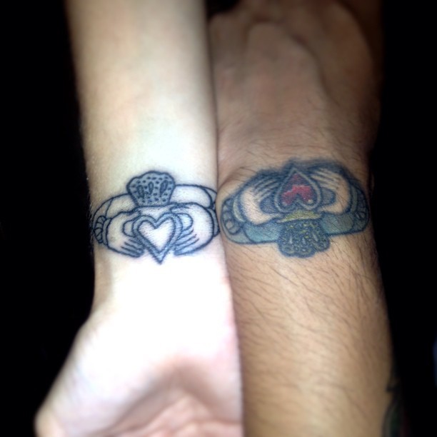 手腕上情侣戒指纹身