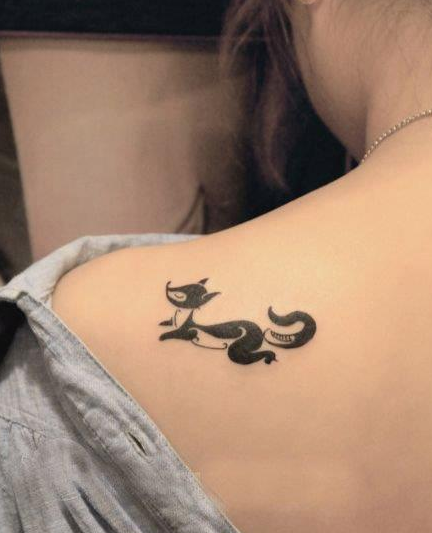 靓女肩部图腾狐狸纹身图案