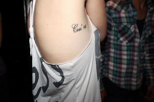 胸侧字母纹身图案