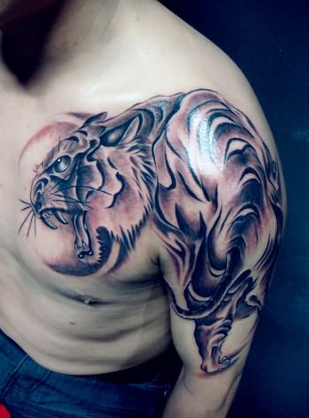 男性半甲下山虎纹身图案