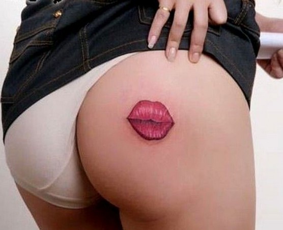 美女臀部性感红唇纹身