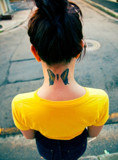 颈部蝴蝶纹身图案