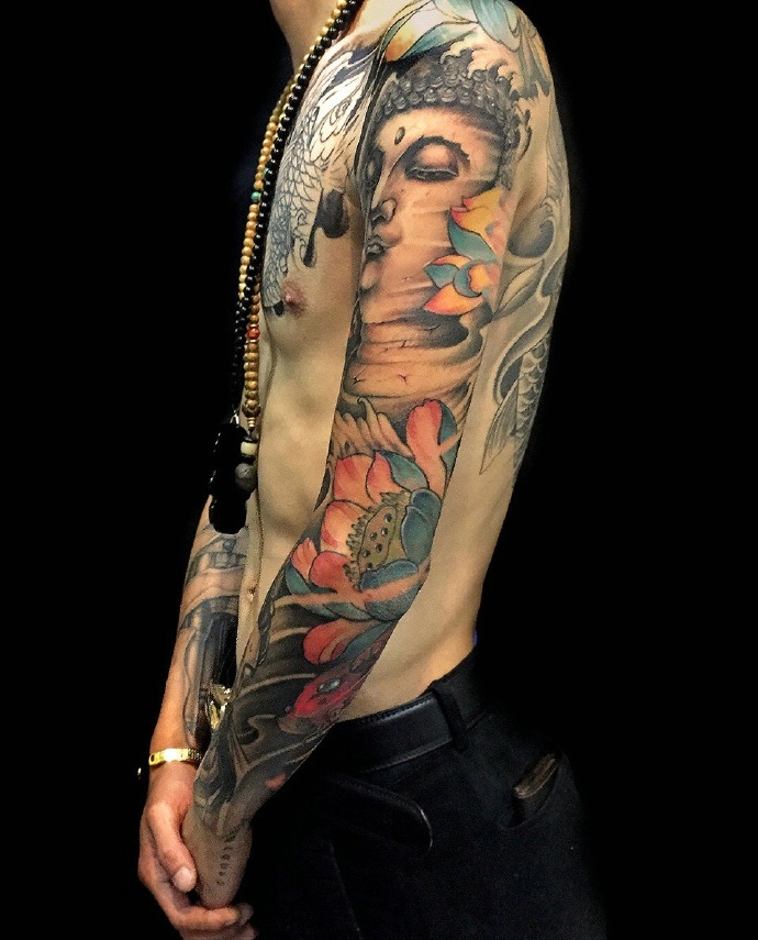 佛像与莲花结合的花臂纹身图片