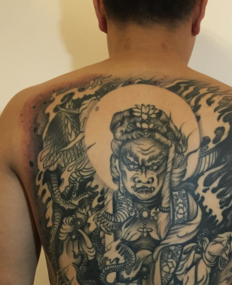 满背黑白图腾纹身图案风度翩翩