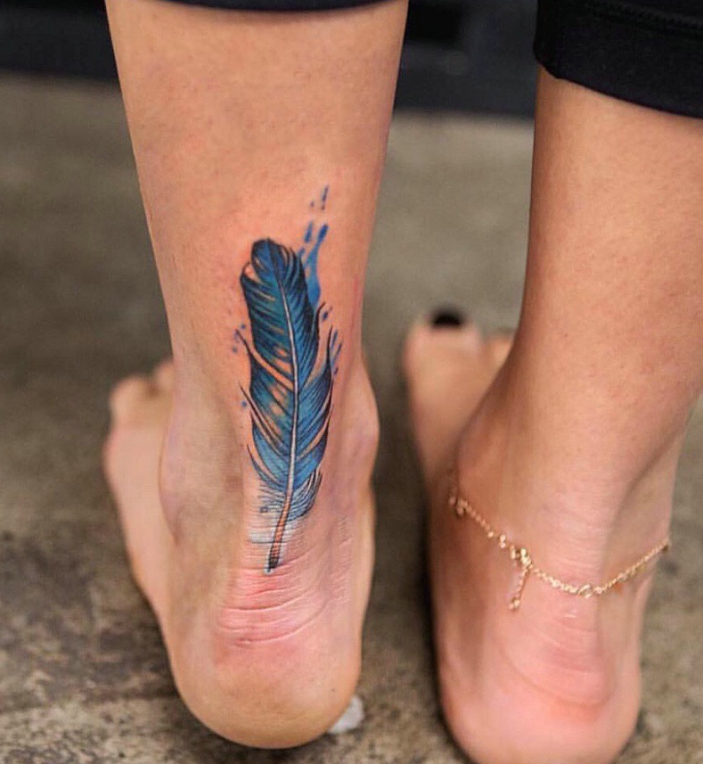 裸脚上的一片彩色羽毛纹身图片