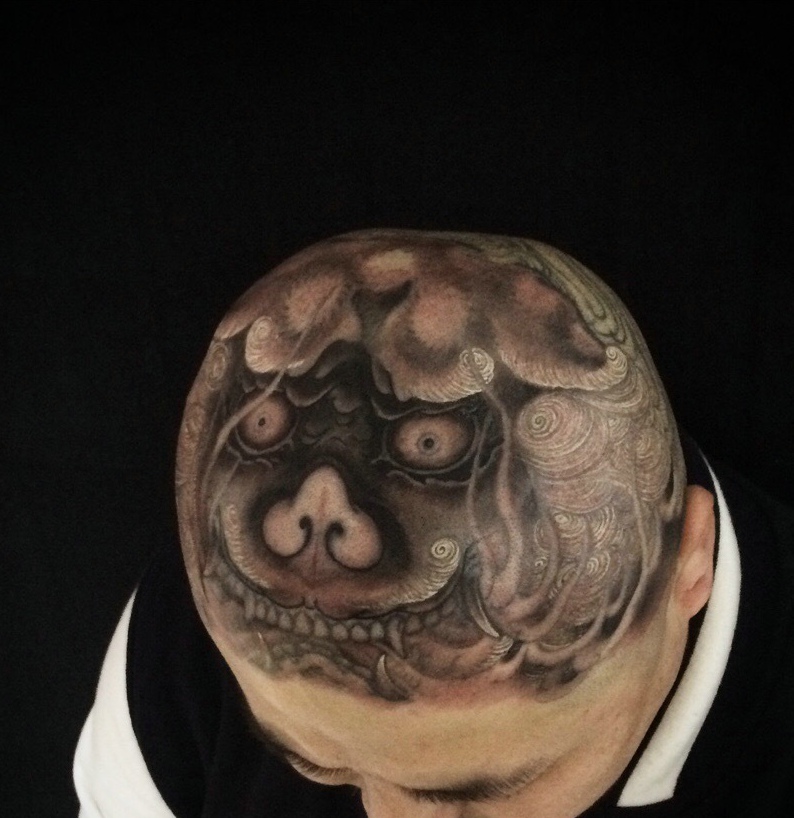 个性男士头部有着另类纹身图案