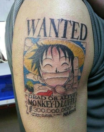男性手臂上路飞的通缉令纹身图案