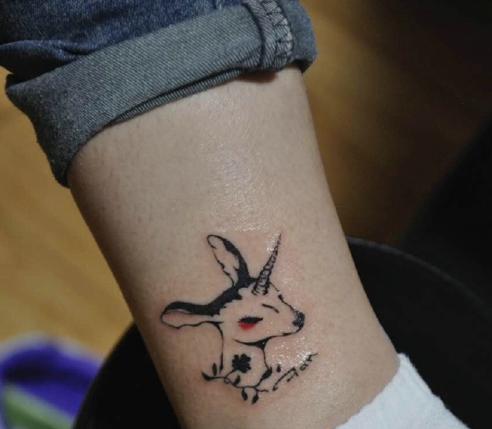 裸脚上的鹿头纹身图片超级可爱