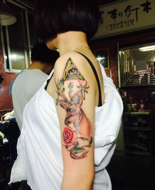 几何与花朵结合的花臂小鹿纹身图片