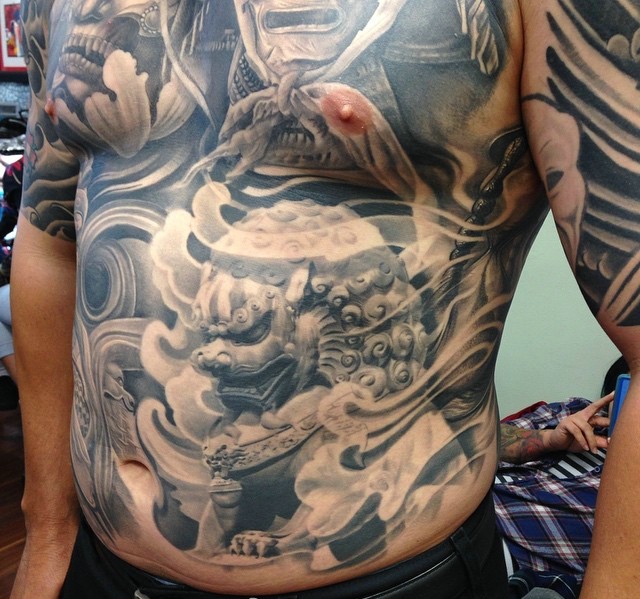 魁梧男士满身黑白图腾纹身图片