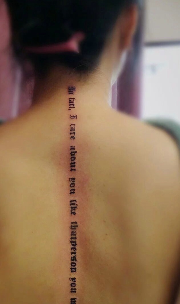 脊椎部的英文纹身图片性感加分