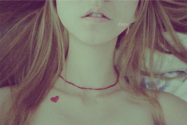 女生锁骨心形纹身图案