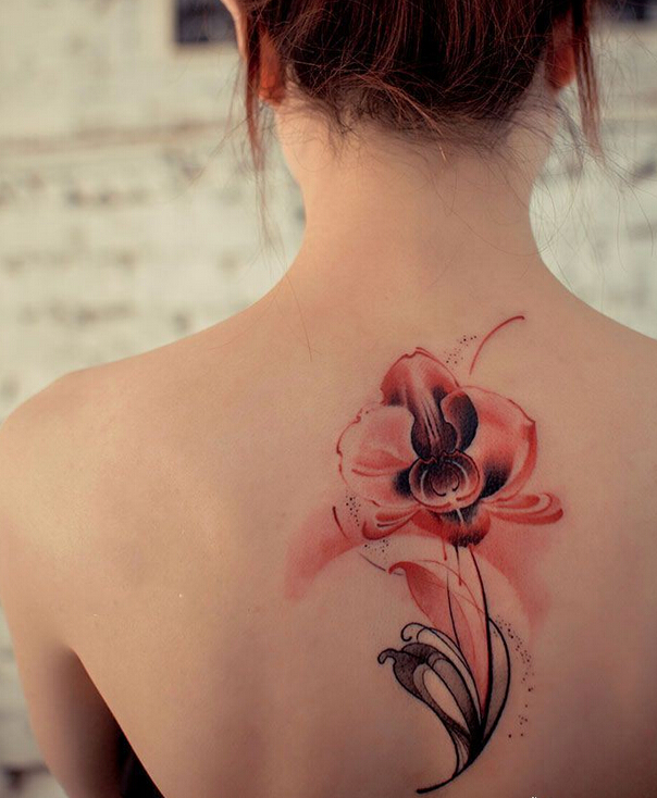 美女背部个性粉色花朵纹身图案