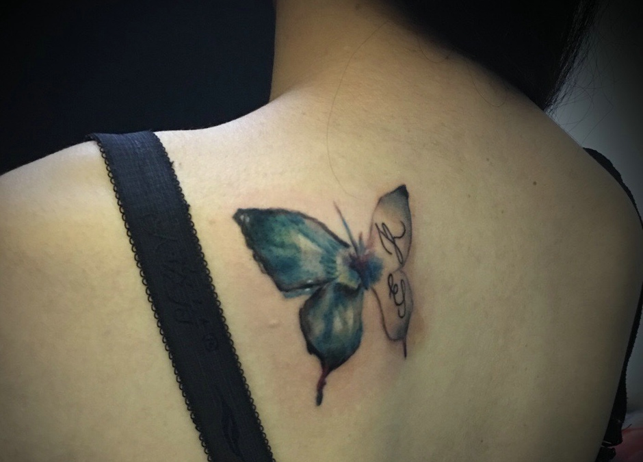 后背小蝴蝶纹身图片充满朝气