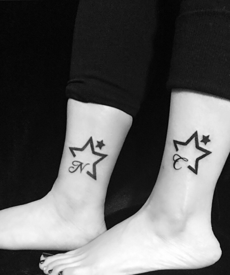 裸脚上的另类五角星情侣纹身图片