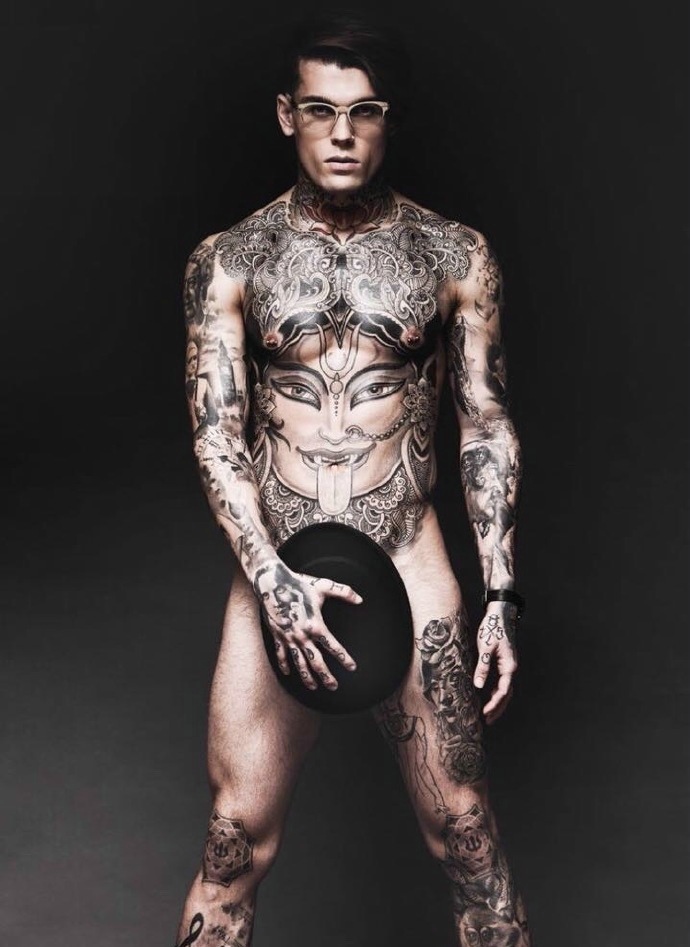 性感杂志男士展示非一般的纹身图案