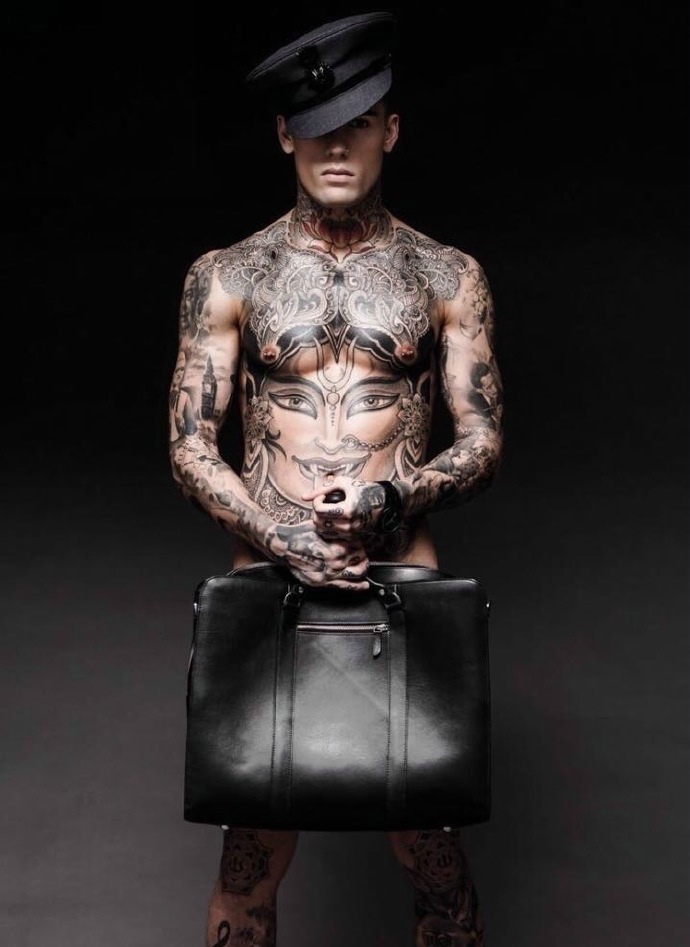 性感杂志男士展示非一般的纹身图案