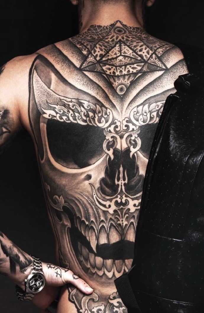 性感杂志男士展示非一般的纹身图案