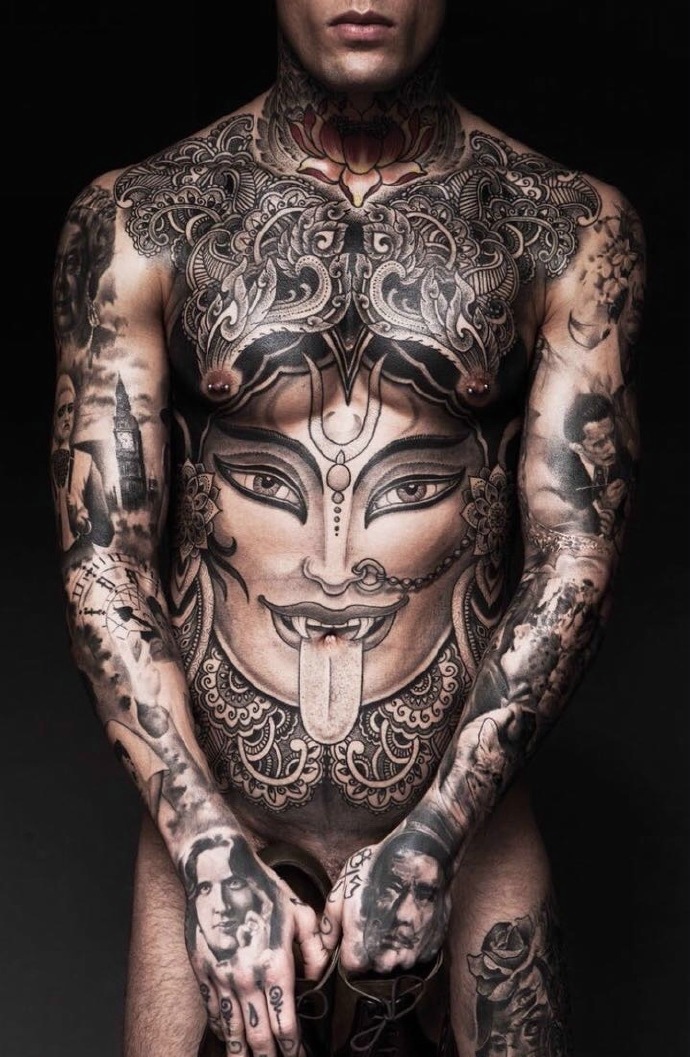 性感杂志男士展示非一般的纹身图案