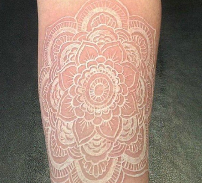 隐藏着很深的隐形花朵纹身图片