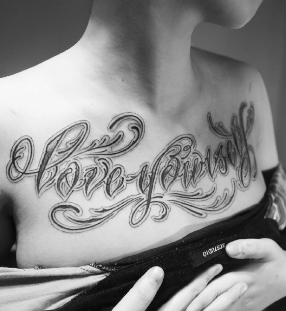 女神胸前花体英文纹身图片优雅高贵