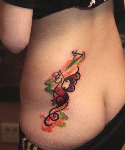 靓女后腰典型好看的彩色图腾猫咪纹身图案