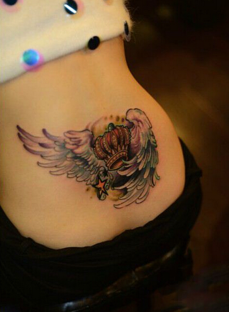 个性后腰翅膀皇冠纹身图案