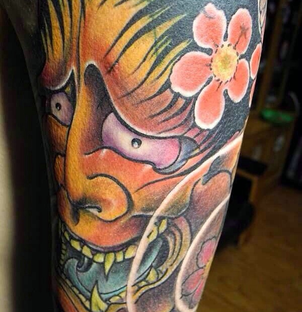 大臂鲜艳无比的彩色般若纹身图片