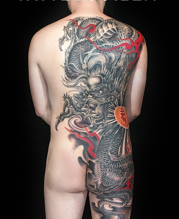 80后男士背部大邪龙纹身图案