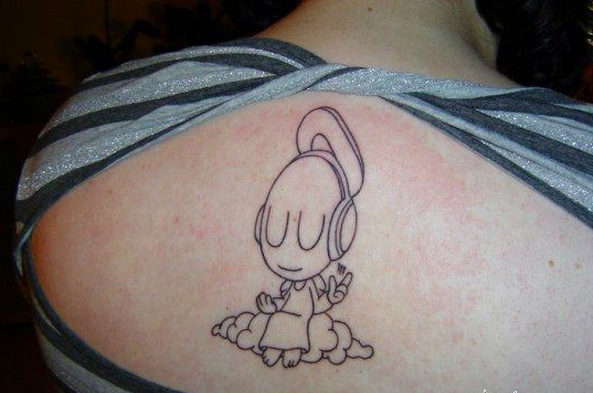 后背听音乐的小天使纹身