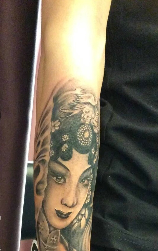 手臂黑白老传统花旦纹身图片