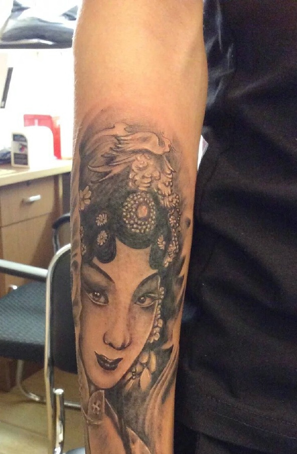 手臂黑白老传统花旦纹身图片