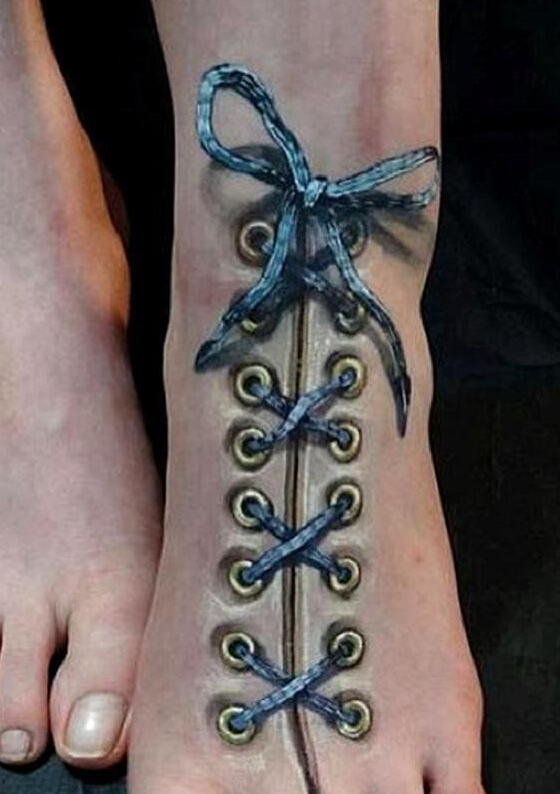 脚背上超逼真的3D鞋带纹身图案