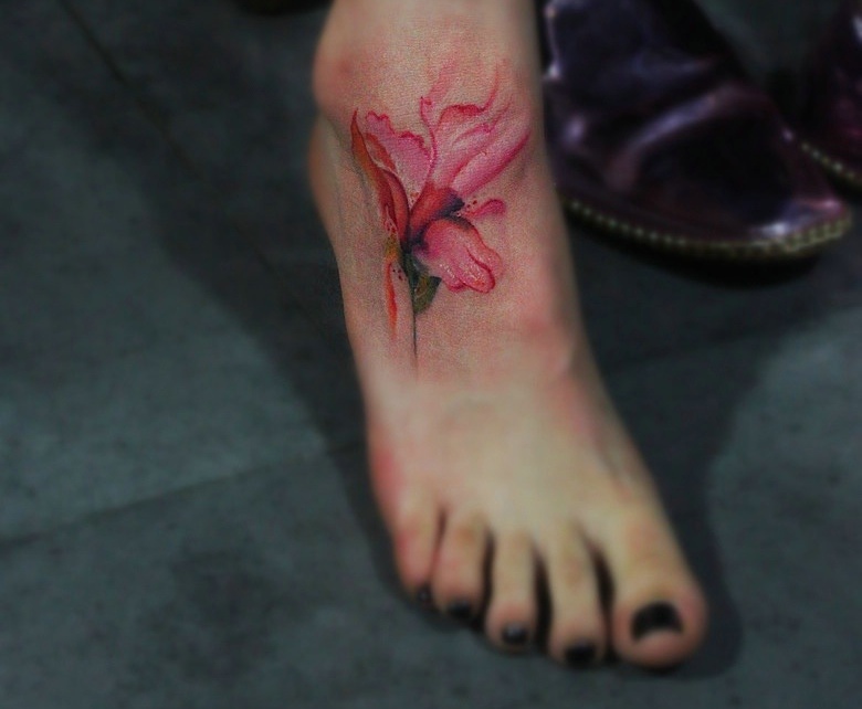 性感的裸脚上有着一朵喇叭花纹身图片