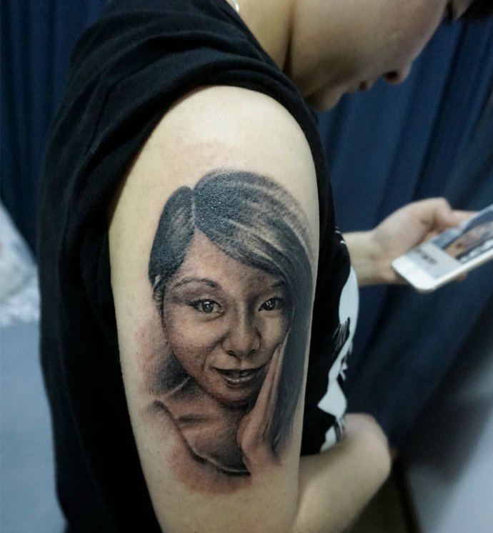 男生大臂可爱俏皮女友肖像纹身图片