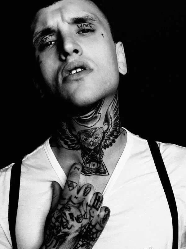 颈部上的另类纹身图案简直无法自拔