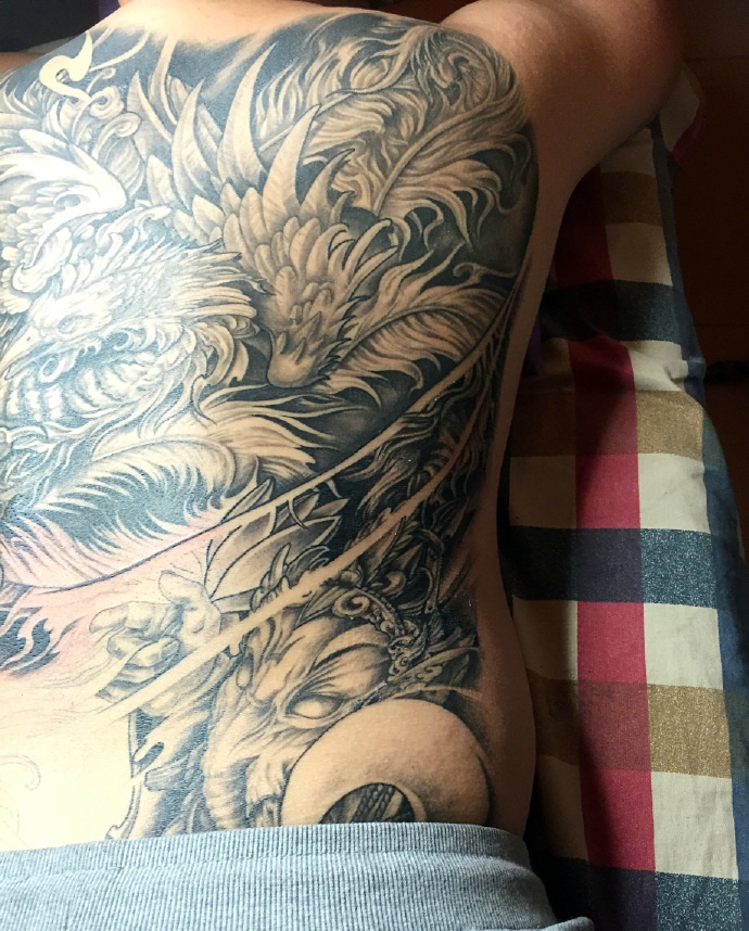 遮盖着整个后背的黑白大凤凰纹身图案