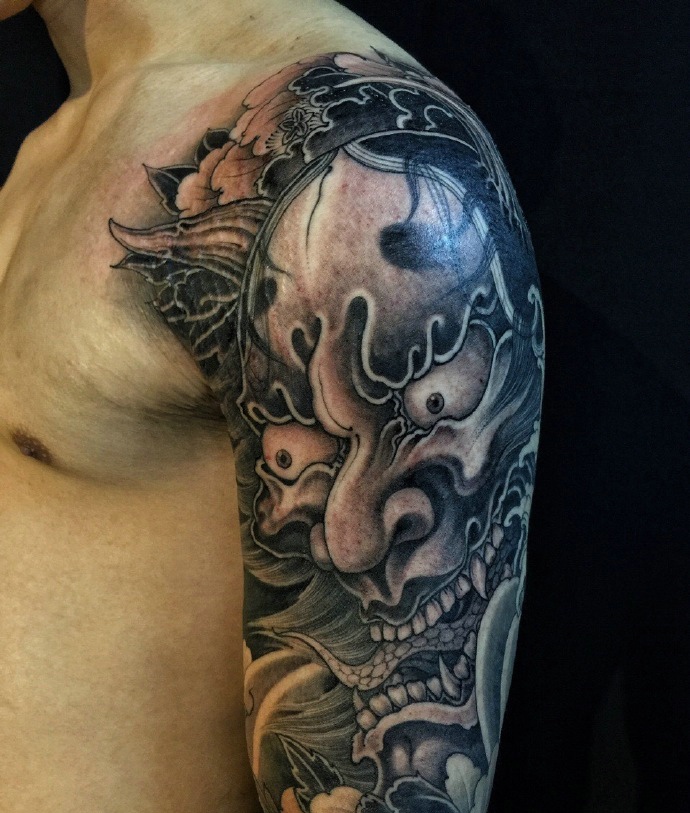 大臂黑白大般若纹身图片十分炫酷