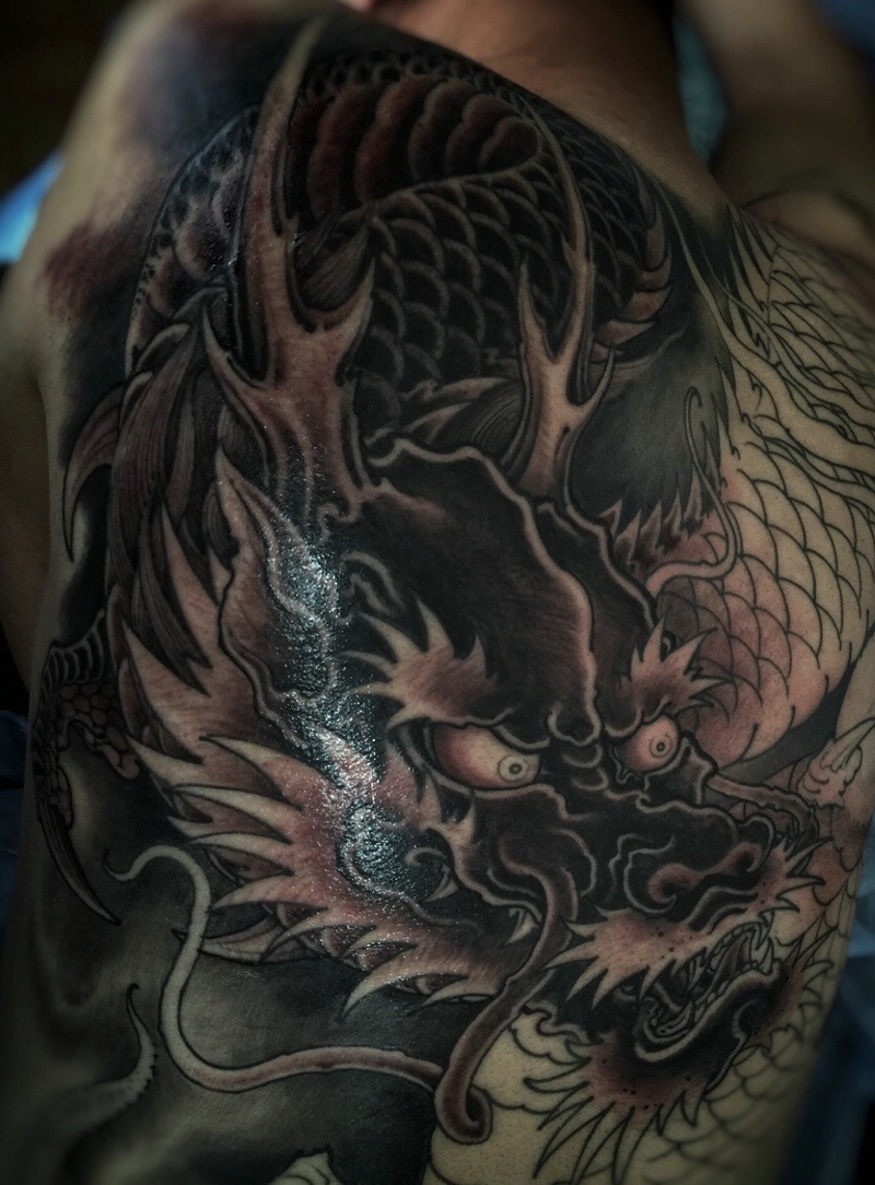 满背黑白大邪龙纹身图案经典霸气