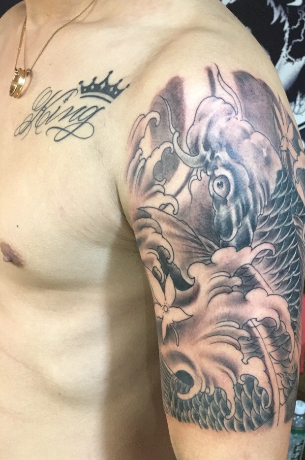 大臂黑白鲤鱼纹身图片财气大发